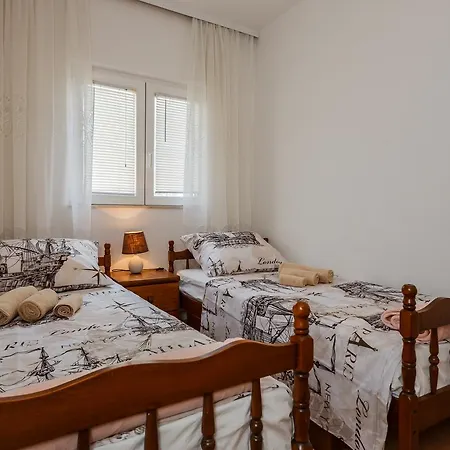 Apartman Ivan דירה